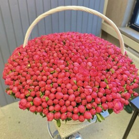 Пионы коралловые в корзине