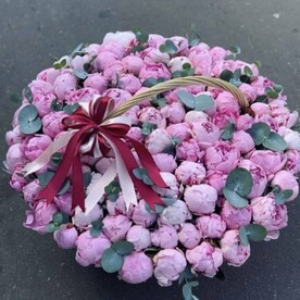 101 пионы в корзине