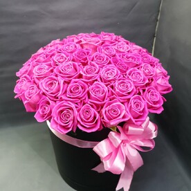 Розовые розы в коробке