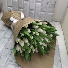 Букет из белых тюльпанов