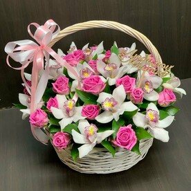 Орхидея с розами в корзине