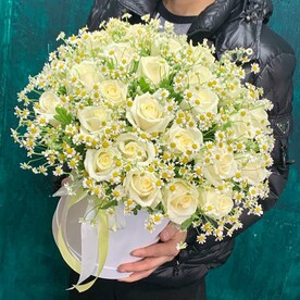 Ромашка с розами в коробке