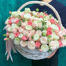 Пионовидные кустовые розы в корзине