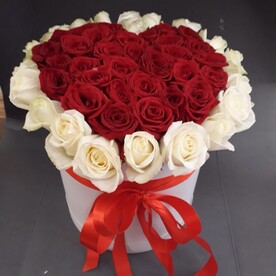 Краснобелые розы, Флористическая, Шляпная коробка