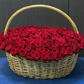 201 роза в корзине