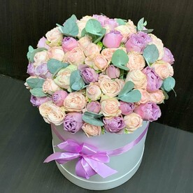 Пионовидные кустовые розы в коробке