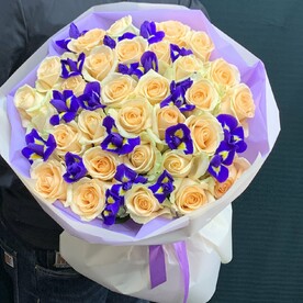 Ирис с розами