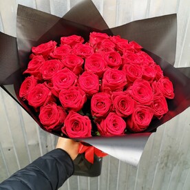 Букет из красных роз.