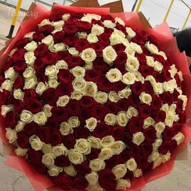 Краснобелые розы, Упаковка фетр и крафт