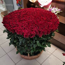 Большая корзина с розами Эквадорских