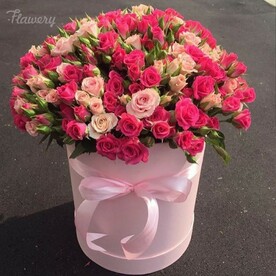 Коробка с кустовыми розами.