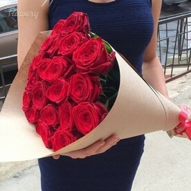 Букет из 19 красных роз.