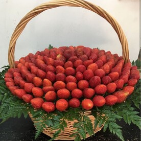 Корзина с клубникой.