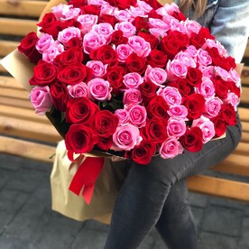 Сияющая улыбка.