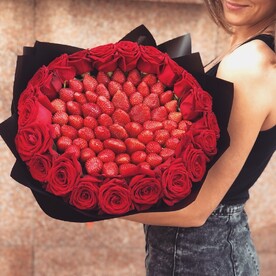 Клубника с розами.