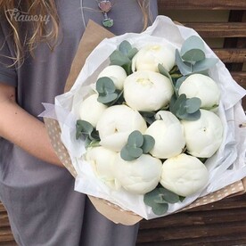 Букет из белых пионов