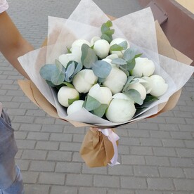 Букет из белых пионов.