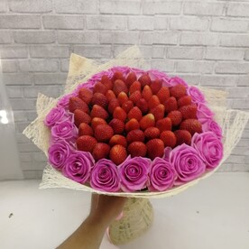 Клубника с розами.