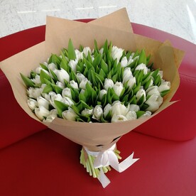 Букет из белых тюльпанов.
