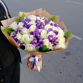 Роза с ирисами.