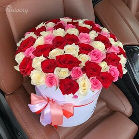 Микс розы в шляпной коробке.