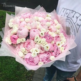 Пионы с эустомой.