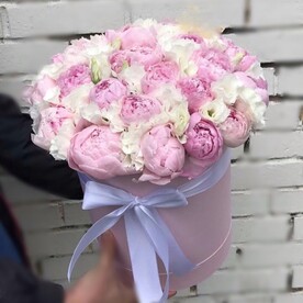Пионы в шляпной коробке