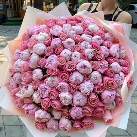 Пионы с розами