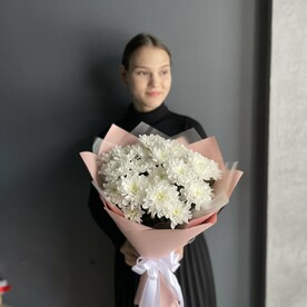 Букет из белых кустовых хризантем в нежной упаковке с пышным белым бантом