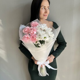 Букет из белых ромашковых хризантем и нежных гвоздик в матовой воздушной упаковке