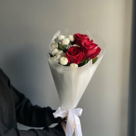 Букет из красных роз и белой сортовой хризантемы в матовой упаковке
