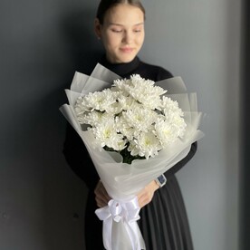 Букет из белых кустовых хризантем в воздушной матовой упаковке
