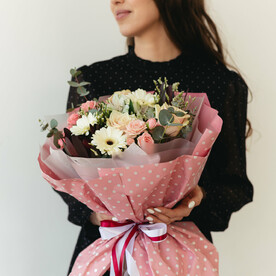 Букет с герберами и розами