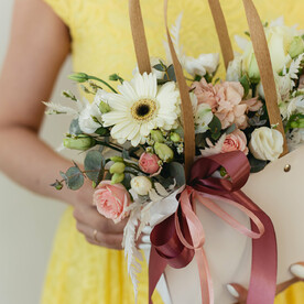 Сумочка с герберой и кустовыми розами