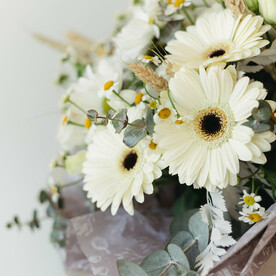 Букет с герберами и ромашками