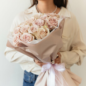 15 пудровых роз с оформлением