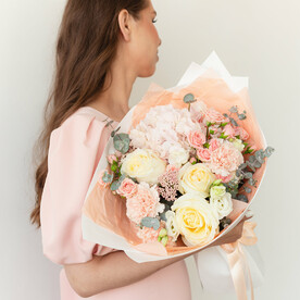 Нежный букет с гортензией и розами