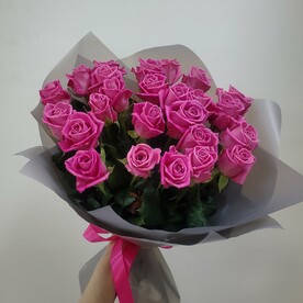 25 российских розовых роз с оформлением