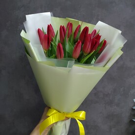 15 красных тюльпанов с оформлением