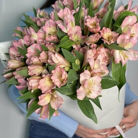 Букет розовых альстромерий