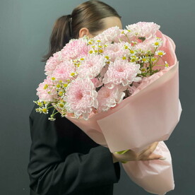 Букет из розовой хризантемы и ромашки "Розовая нежность"