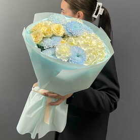 Букет из гортензии , хризантемы и кустовой розы "Небесная нежность"