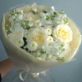 Пионовидные розы и матиолла в букете "Для самой красивой"