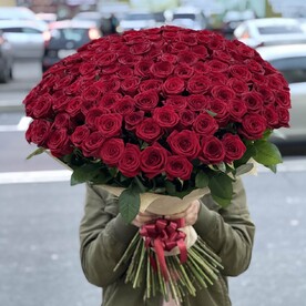 Огромный красивый букет из роз
