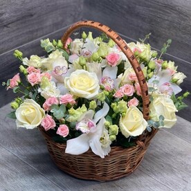 Нежные цветочки в корзине