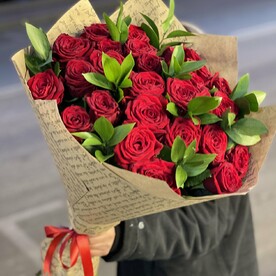 29 красных роз с зеленью