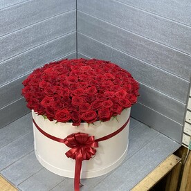 Красные розы в коробке