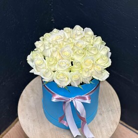 29 белые розы в коробке