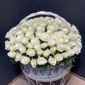 Белые розы в корзине