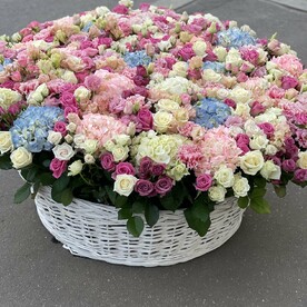 Огромная корзина цветами